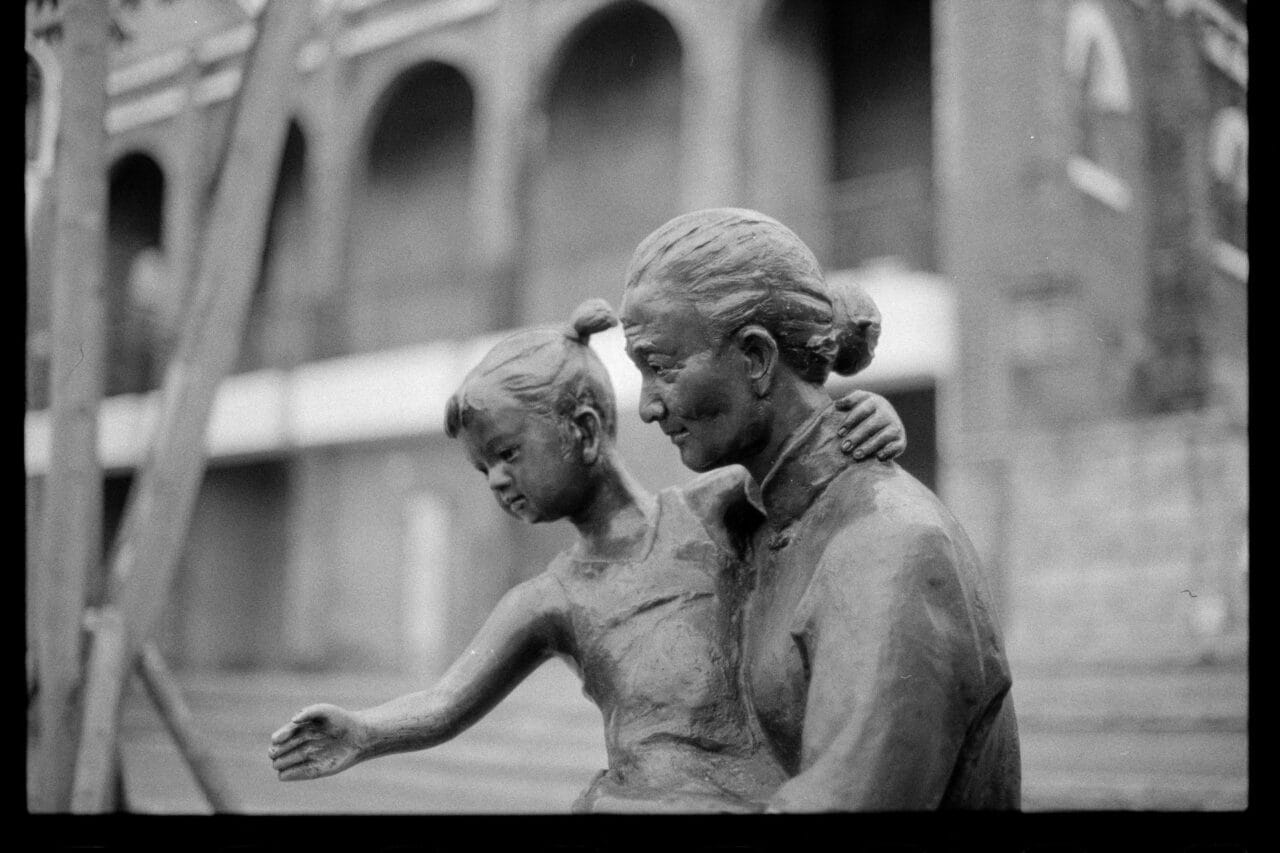Escultura de una madre cargando a su hija