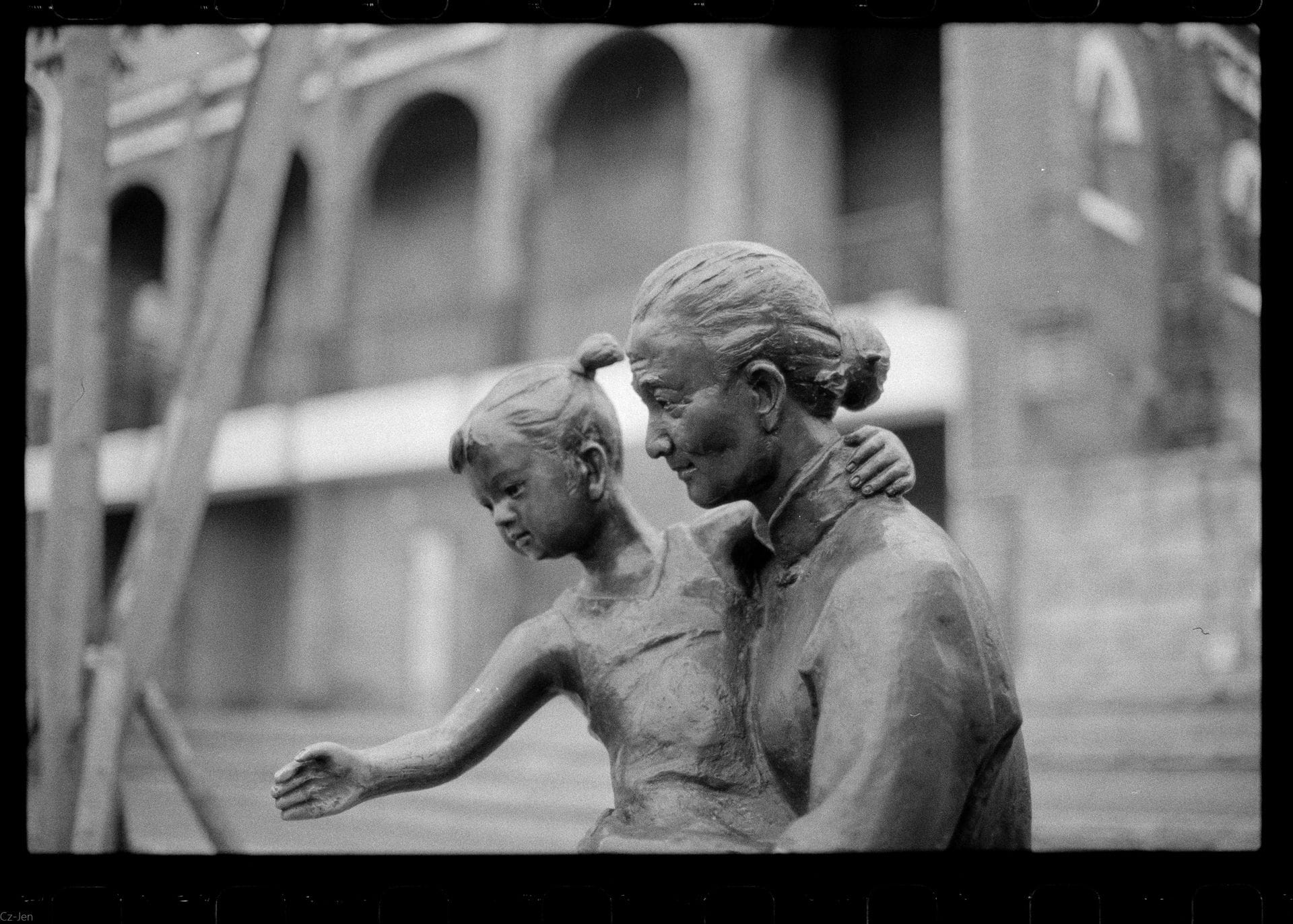 Escultura de una madre cargando a su hija